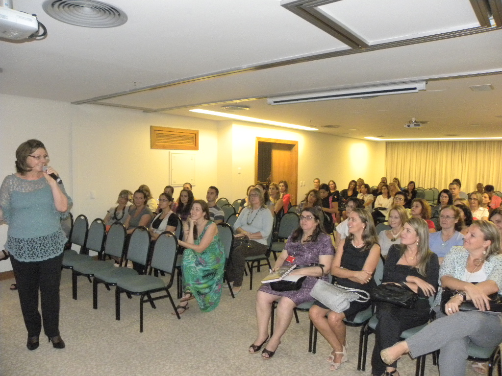 Evento alusivo ao mês das mulheres reúne dezenas em Porto Alegre
