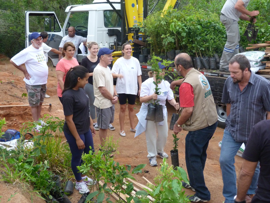 CRA-RS realiza o plantio de 555 mudas de árvores em praça de Porto Alegre